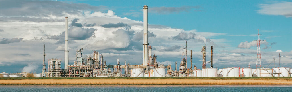 Industriële installaties en piping in de haven van Antwerpen