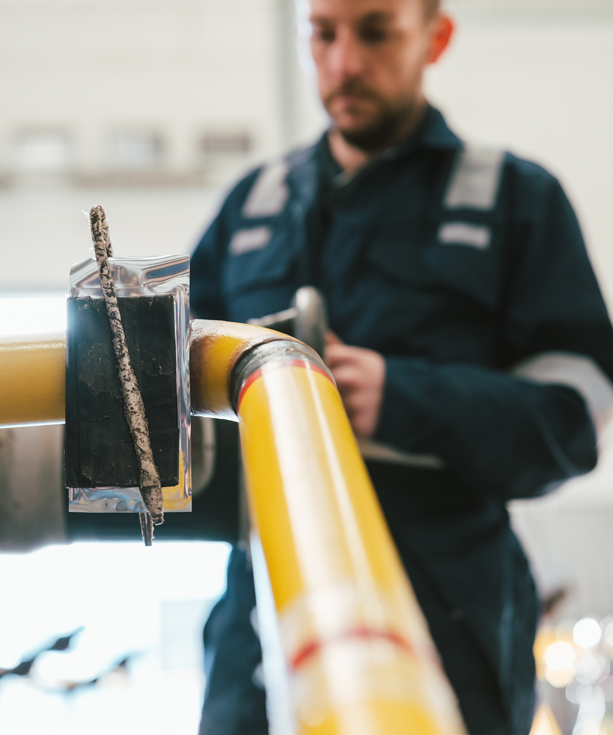Vakman aan het werk aan industriële piping bij Gilmaso