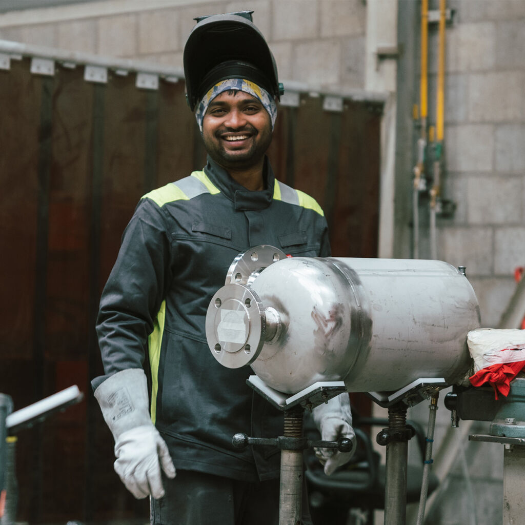 Lasser aan het werk aan industriële piping bij Gilmaso