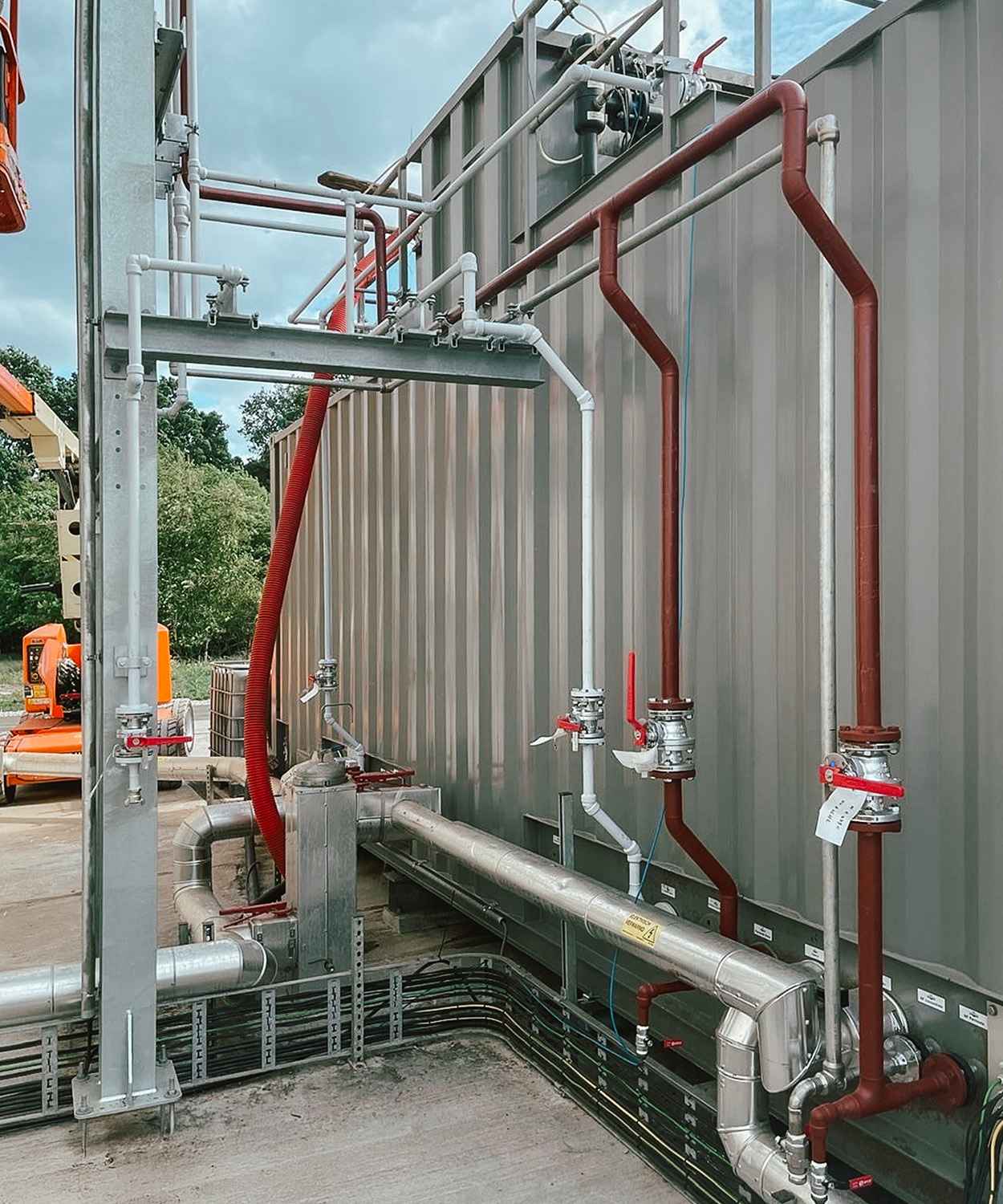 Technische montage van componenten binnen een industriële installatie