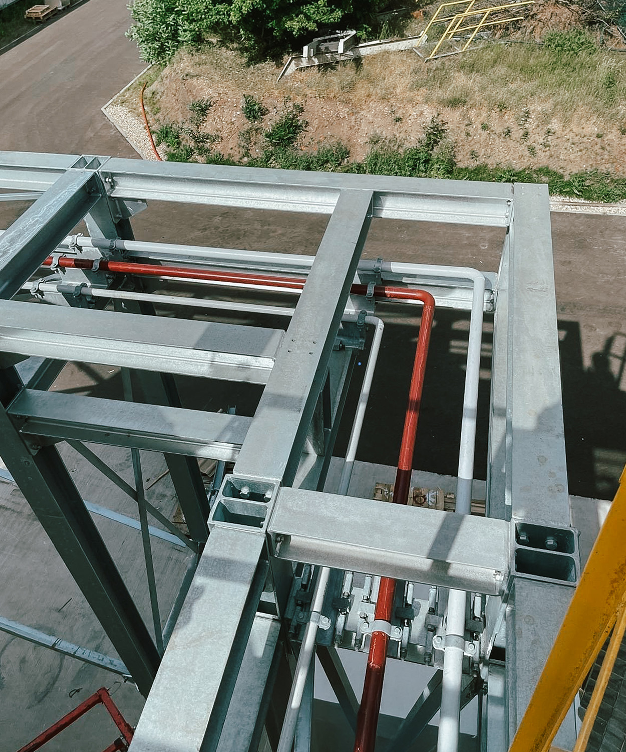Gilmaso voert montagewerkzaamheden uit in een industriële omgeving