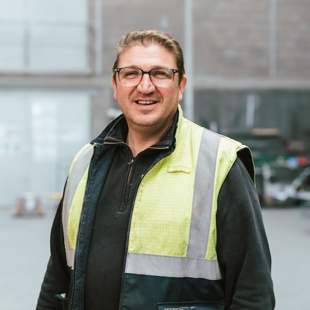 Monteur voert technische werkzaamheden uit aan een industriële installatie