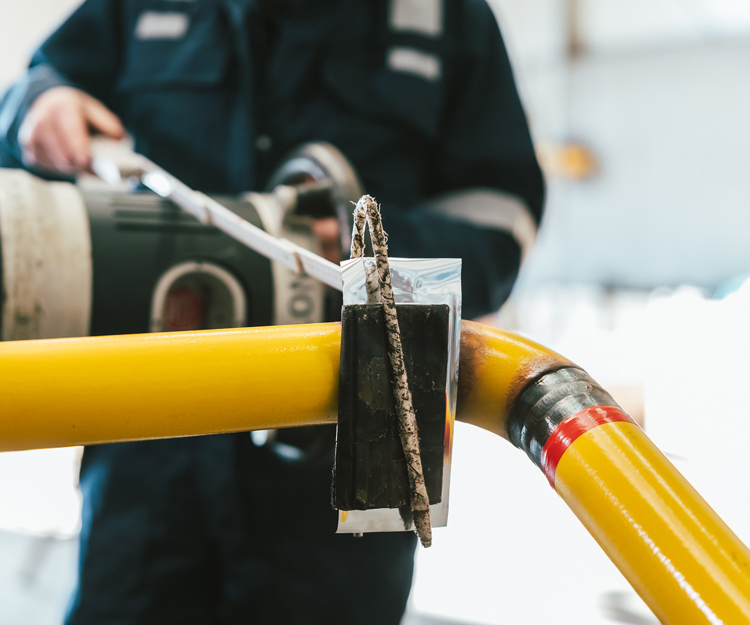 Nauwkeurig laswerk aan een industriële installatie