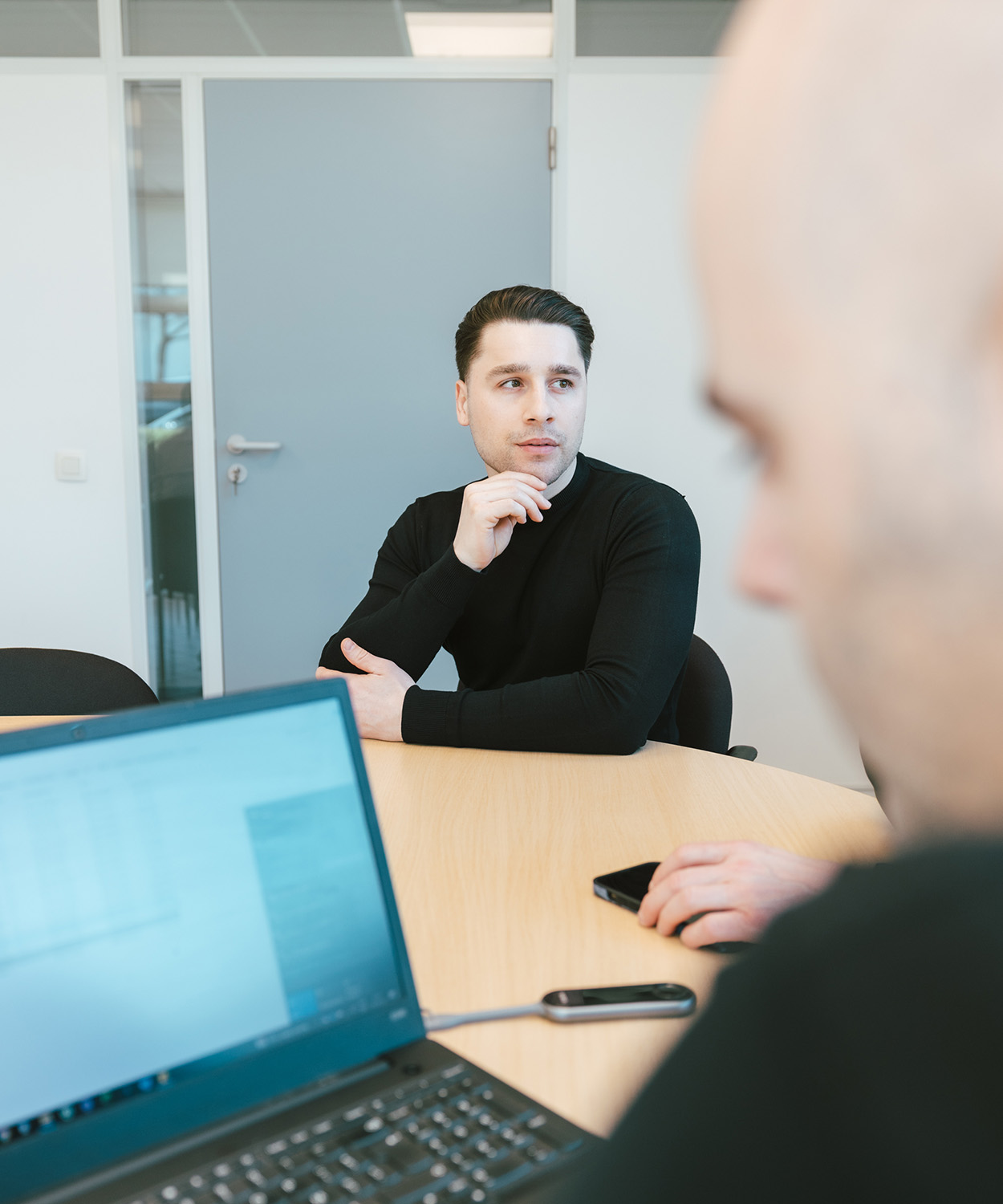 Medewerkers van Gilmaso in technisch overleg tijdens een industrieel project