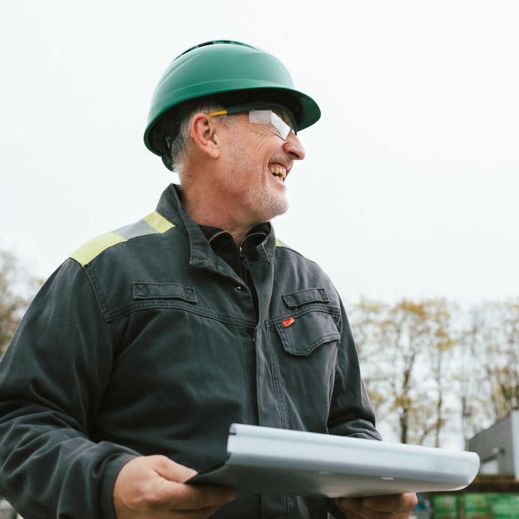 Vakman van Gilmaso aan het werk aan een industriële installatie