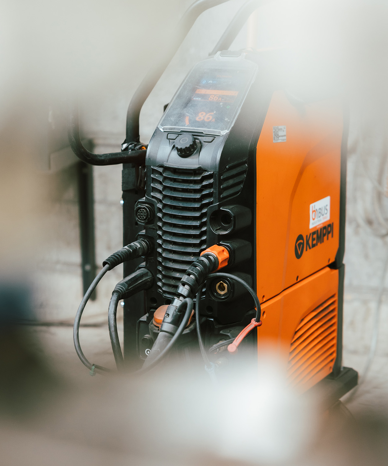 Lastoestel aan het werk aan een industriële installatie